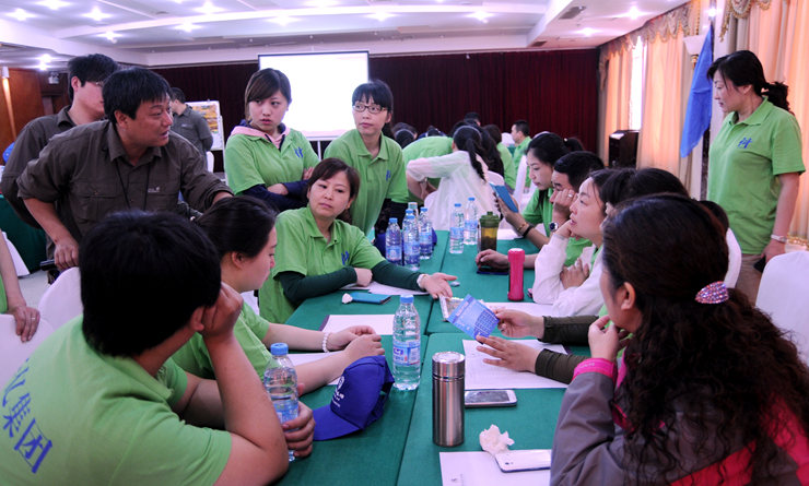 “沙漠掘金”游戲中學(xué)員仔細(xì)聆聽教練講解規(guī)則