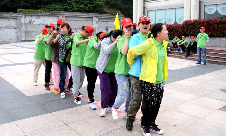 華億員工密切協(xié)作、步調(diào)一致,輕松完成拓展項(xiàng)目