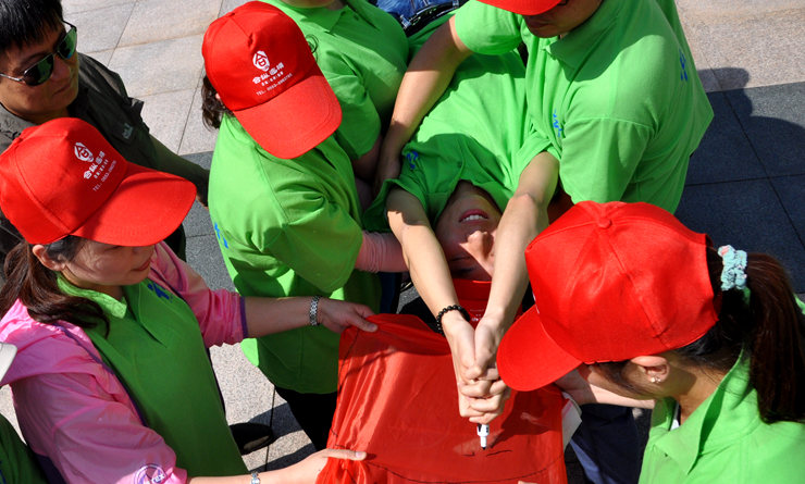 高難度寫作姿勢(shì)需要團(tuán)隊(duì)一起共同完成