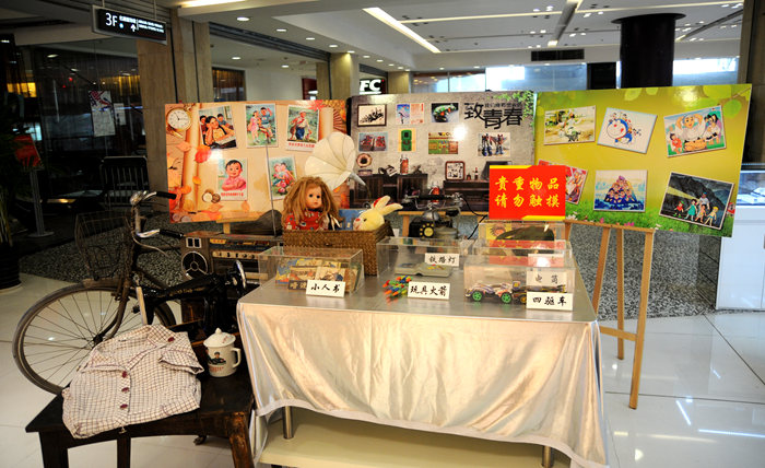 一件件七八十年代的老、舊玩具和生活用品將顧客帶回童年時代