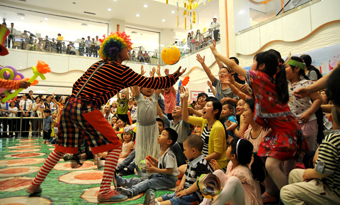 活動現場小丑與小朋友做互動游戲,場面熱鬧非凡