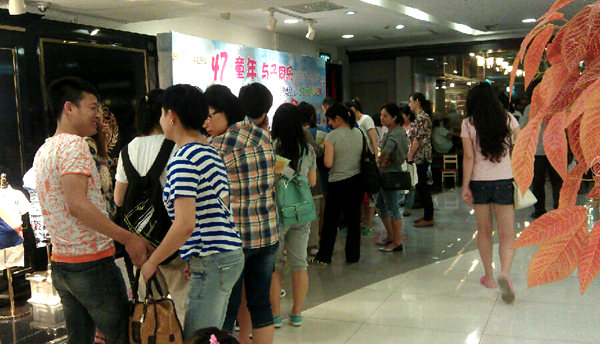 消費者排隊領取獎品