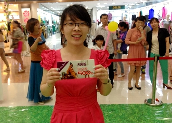 美女參賽者堅持到最后摘得桂冠