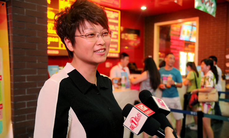 偉晨文化公司總經(jīng)理孫艷接受媒體采訪