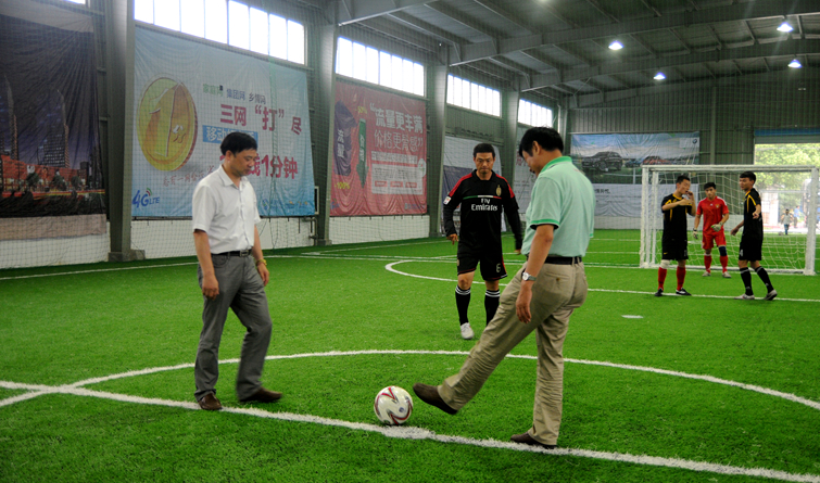 領(lǐng)導(dǎo)為首屆“華億杯”五人制足球賽揭幕戰(zhàn)開球
