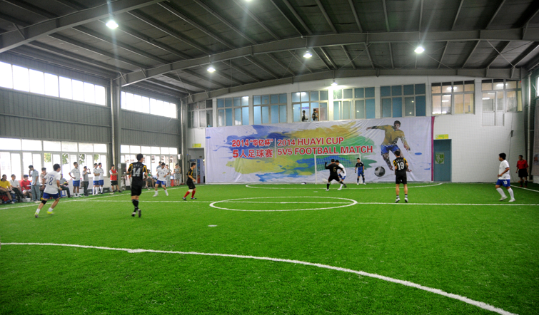 賽場上雙方隊員積極拼搶