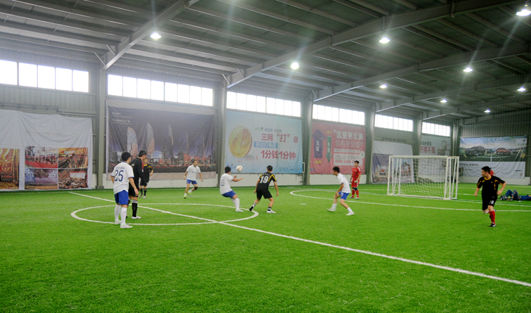 賽場上雙方隊員積極拼搶