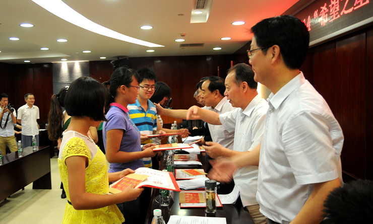 領(lǐng)導(dǎo)為獲獎(jiǎng)學(xué)生頒發(fā)獎(jiǎng)金和證書(shū)