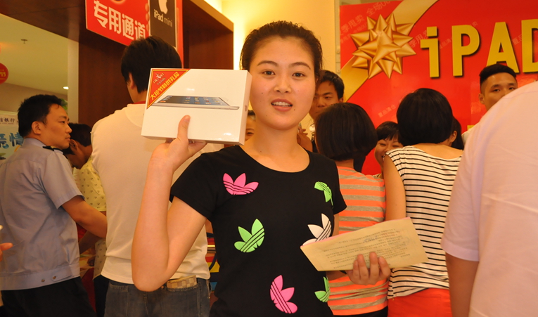 2013年華億國(guó)際大搶節(jié)消費(fèi)者成功搶得iPad mimi