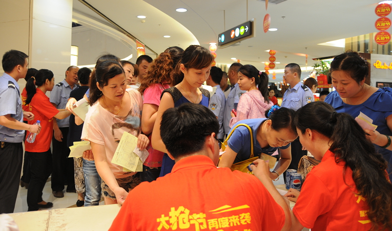 2013年華億國(guó)際大搶節(jié)人氣火爆