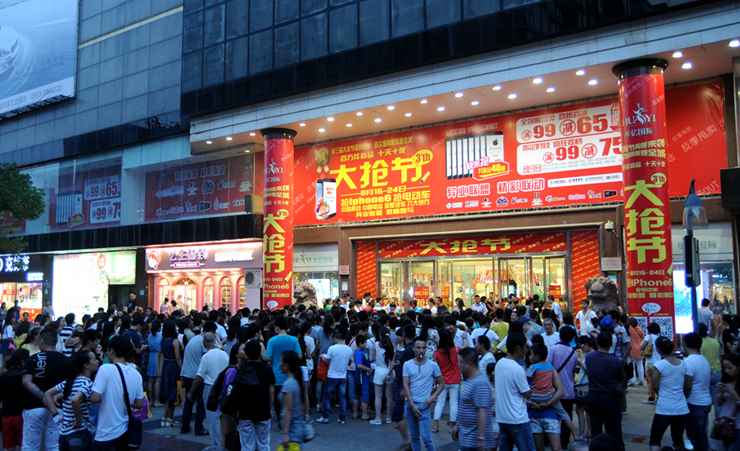 活動開始,人潮涌入華億國際