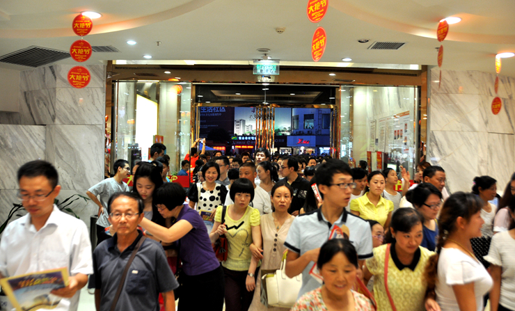 活動開始,人潮涌入華億國際