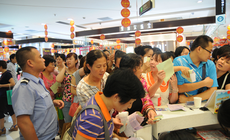 消費者排隊付款