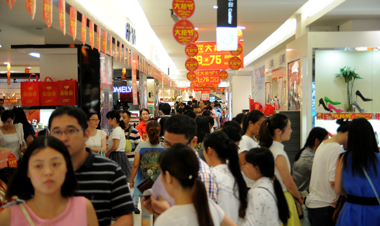 商場內(nèi)人流如潮