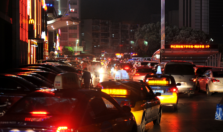 步行街華億廣場車水馬龍