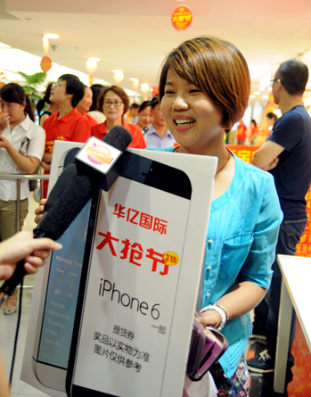 搶得大獎喜笑顏開