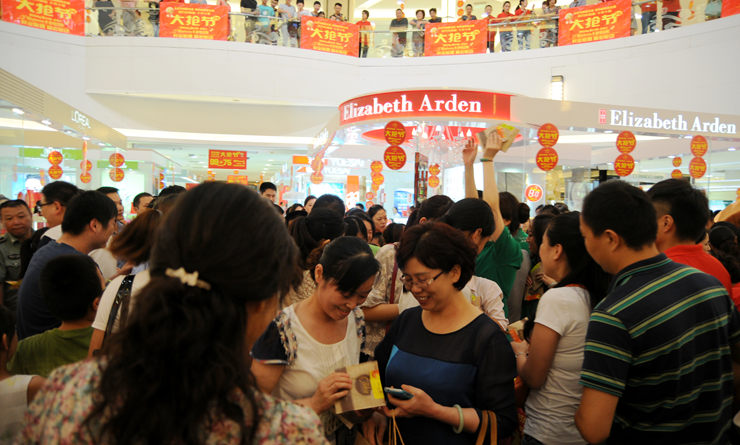 禮品派發(fā)現(xiàn)場人山人海