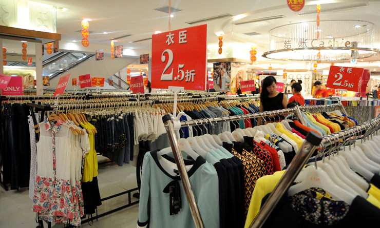 “大搶節(jié)”特價(jià)服飾備貨足