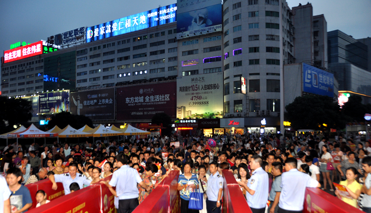 華億國際A座門前排隊(duì)盛況