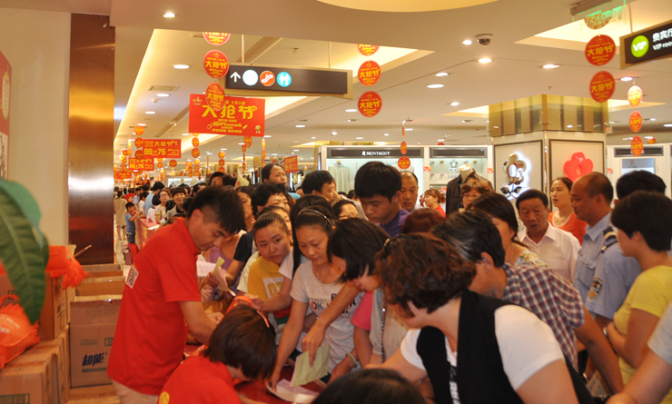 消費(fèi)者排隊(duì)領(lǐng)取禮品