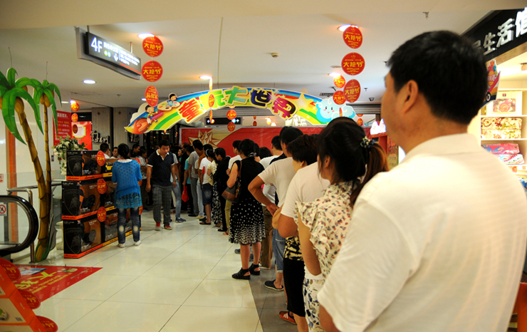 顧客排隊(duì)“搶”電動車