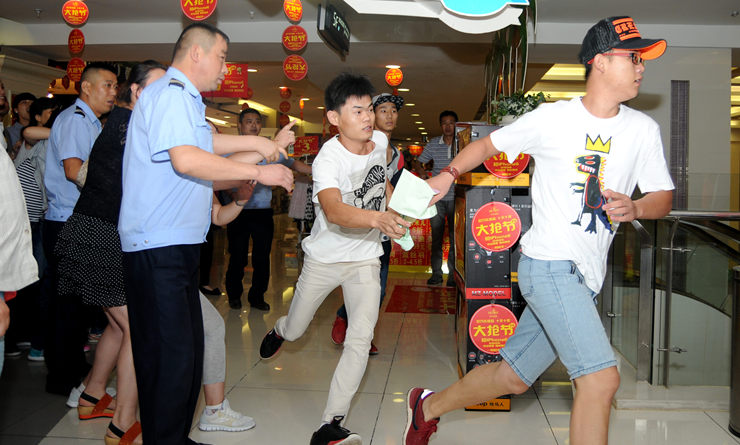 顧客快速沖向禮品臺