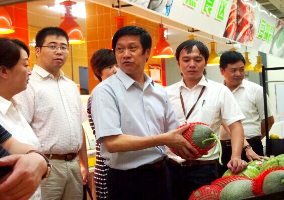 項義水董事長查看水果新鮮情況