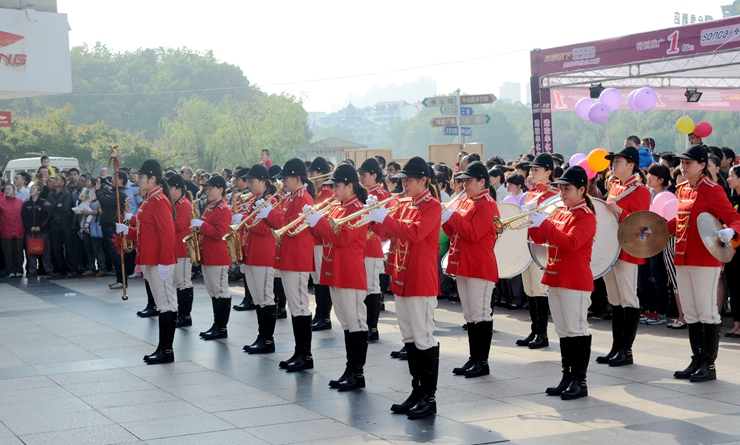 華億集團女子軍樂隊奏響莊嚴國歌