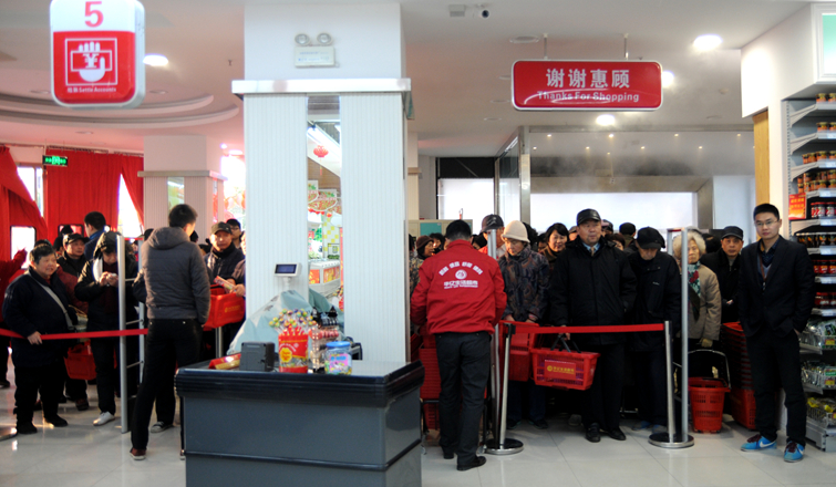 消費者等待進入華億生活超市民生路中心菜市場店購物