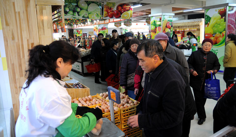 居民排隊購買特價雞蛋