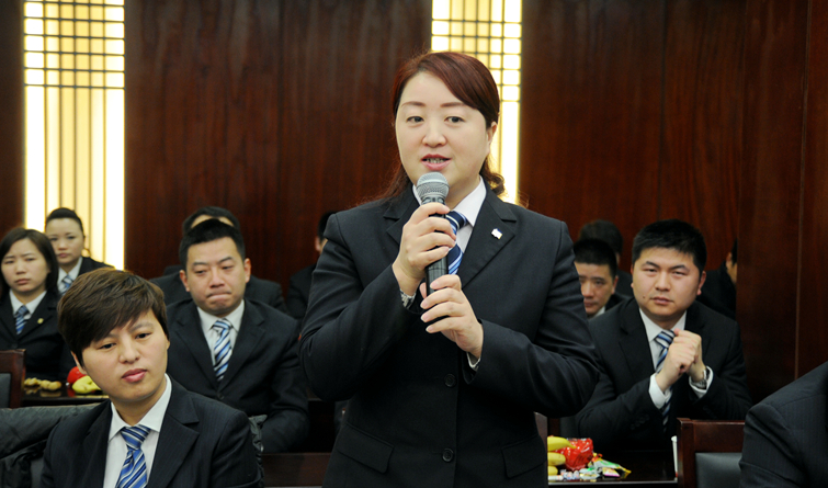 華億城市生活廣場公司總經理楊艷菁祝全體同仁新春快樂