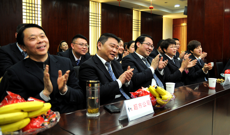 團拜會上氣氛喜慶熱烈掌聲不斷