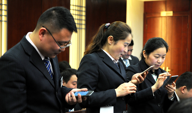 董事長、總裁現場微信派發紅包,參會代表專注手機屏幕搶紅包