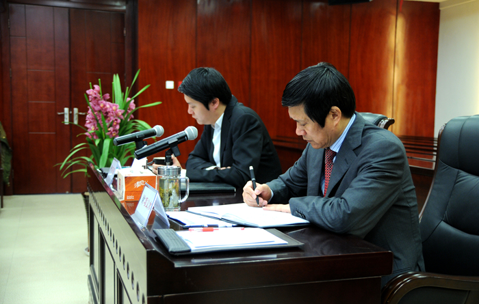 項義水董事長認真聽取匯報并記錄