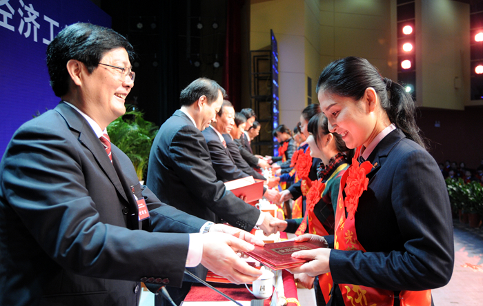 主席臺上領導分別為獲獎個人和集體頒獎