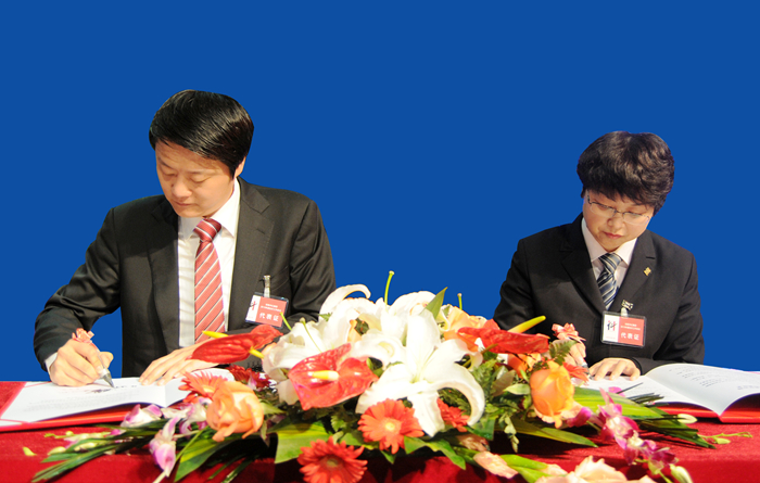 項領總裁與偉晨文化公司總經理孫艷簽訂2015年《經營管理目標責任書》和《安全生產目標責任書》