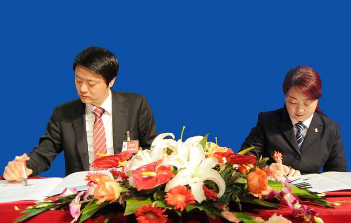 項領總裁與華億城市生活廣場公司總經理楊艷菁簽訂2015年《經營管理目標責任書》和《安全生產目標責任書》