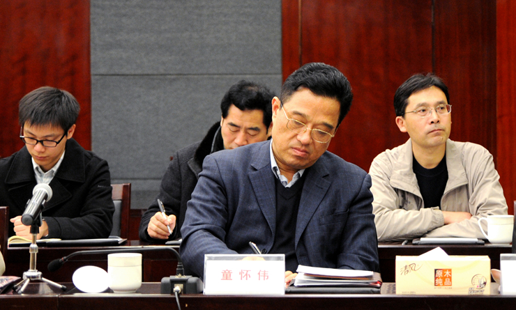 童懷偉副主席認真聽取匯報并記錄