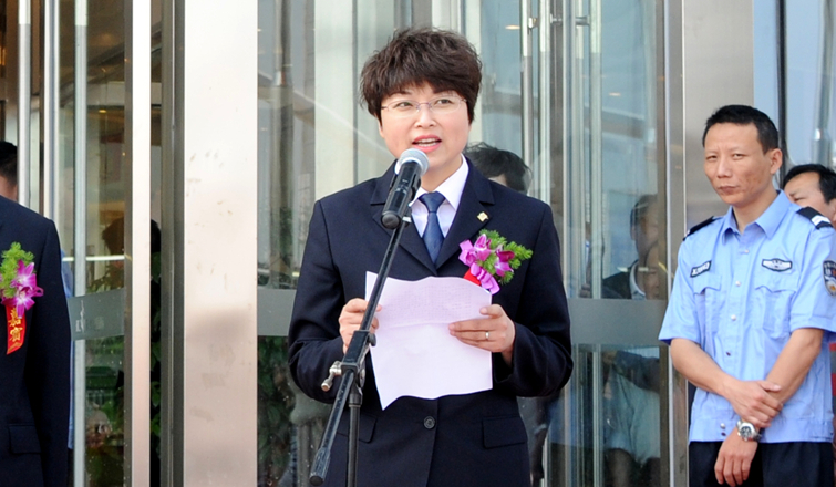 華億國際副總經理孫艷主持開業儀式