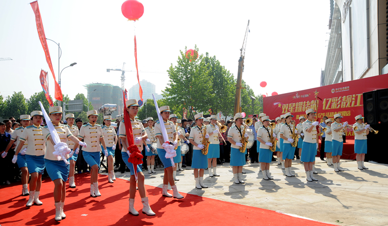 華億星隆店舉行簡單而莊重的升旗儀式