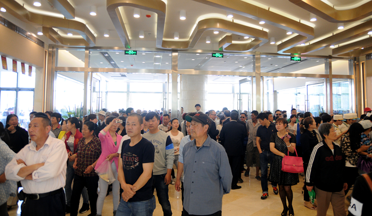 市民涌入華億國際星隆店