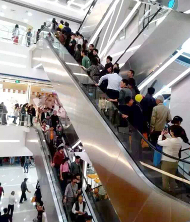 華億國際星隆店電梯上擠滿了消費者