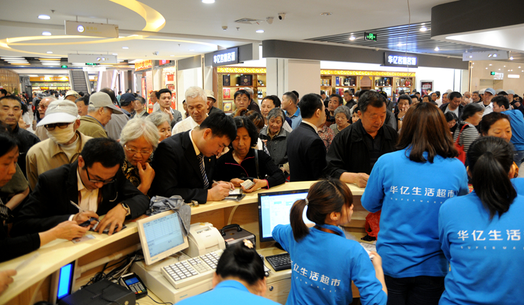 顧客排隊辦理華億VIP卡