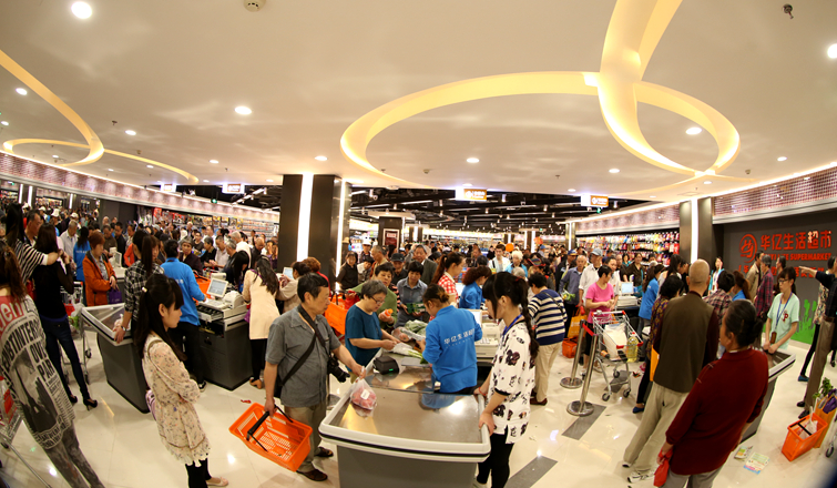 華億生活超市星隆店收銀臺付款的消費者排起了長隊伍