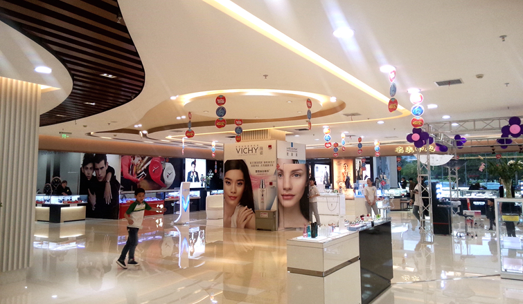 調(diào)整升級(jí)后,華億國(guó)際購(gòu)物中心更具國(guó)際風(fēng)范