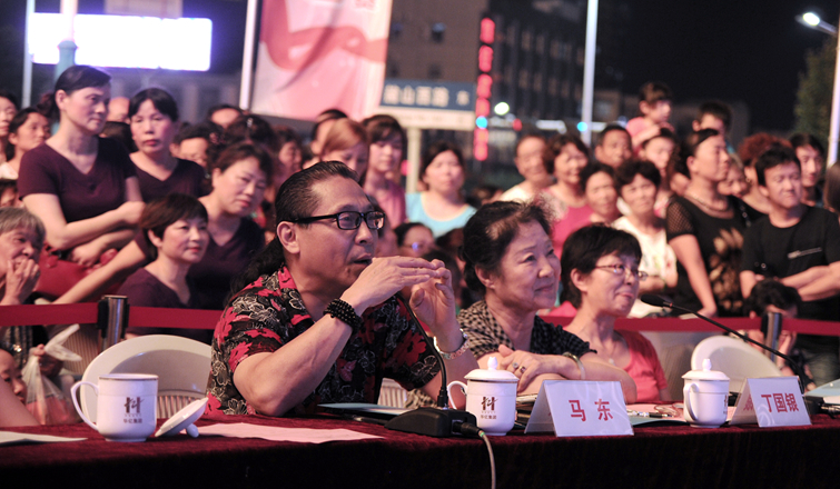 評委對參賽團隊進行指導點評