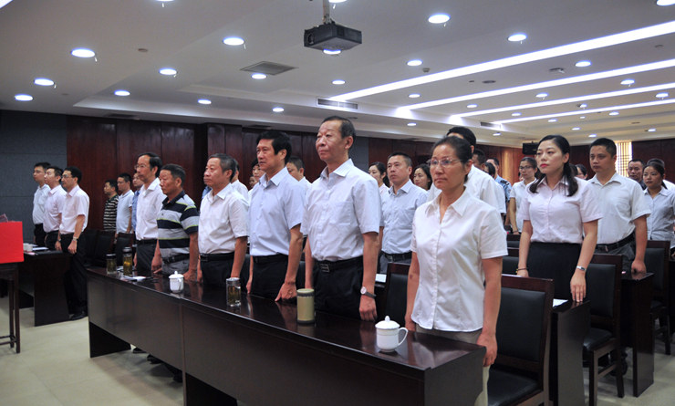 國(guó)歌聲響起,全體黨員起立