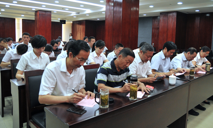 黨員認(rèn)真填寫選票