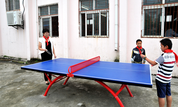孫艷副書記與學生進行了乒乓球互動