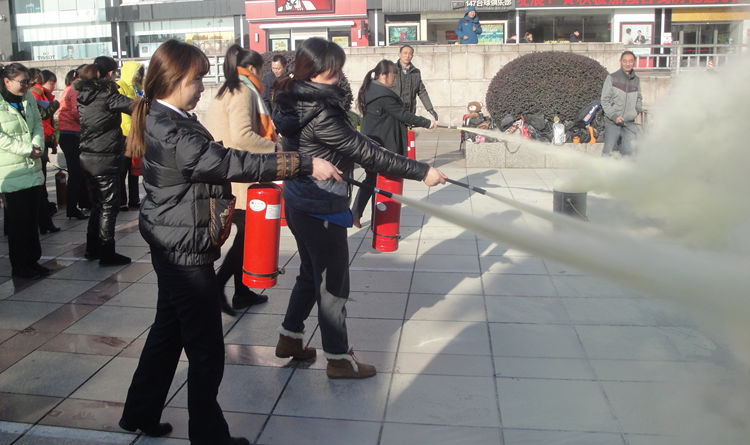 員工使用滅火器滅火